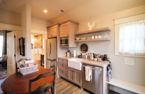 Siskiyou-Hargadine Historic District Apartment | Entire Inn | Hot Tub | Downtown Ashland | Tesla Station