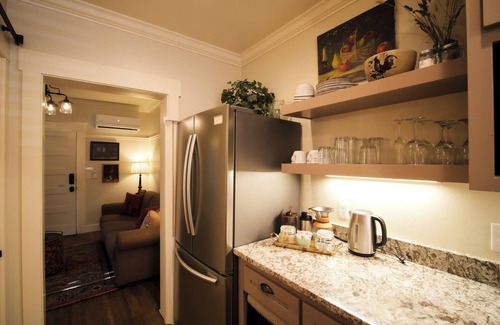 Siskiyou-Hargadine Historic District Apartment | Entire Inn | Hot Tub | Downtown Ashland | Tesla Station