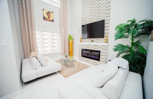 Beaumont Apartment | Entire Luxury 4-Bedroom Home with Indoor Fireplace