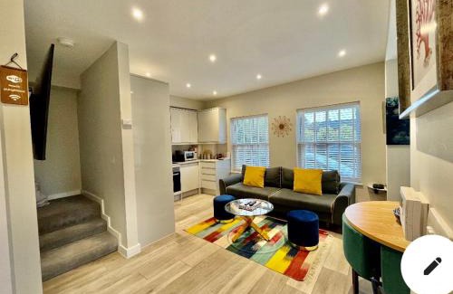 West Byfleet House | Entire Mews House, Free Parking, just 25 Mins to central London, 2 min walk to station