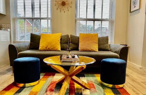 West Byfleet House | Entire Mews House, Free Parking, just 25 Mins to central London, 2 min walk to station