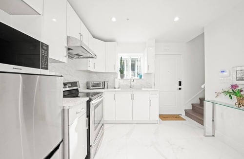 Renfrew-Collingwood House | Entire NEW Cozy and Modern 2–storey HOUSE