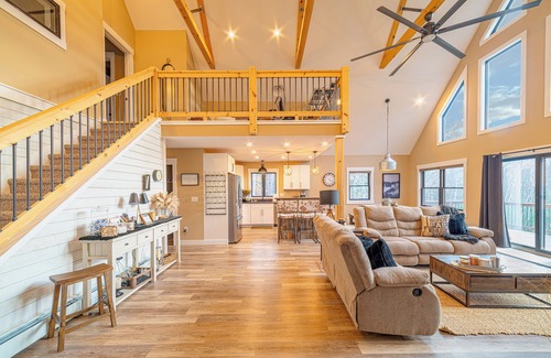 Bethel Ski Chalet | Entire private modern 3-bedroom chalet, Hot Tub, Wifi, 15 mins from Sunday River