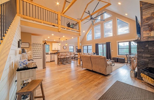 Bethel Ski Chalet | Entire private modern 3-bedroom chalet, Hot Tub, Wifi, 15 mins from Sunday River