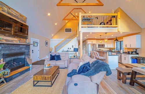 Bethel Ski Chalet | Entire private modern 3-bedroom chalet, Hot Tub, Wifi, 15 mins from Sunday River
