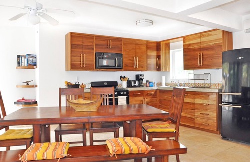 San Pedro House | Entire Resort! Free Snorkeling & Reef Fishing Tours, 3 Condos