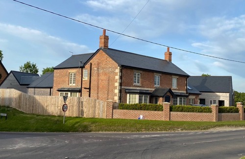 Beechingstoke Apartment | Entire self contained Cellar, Sauna & Gym Suite including breakfast