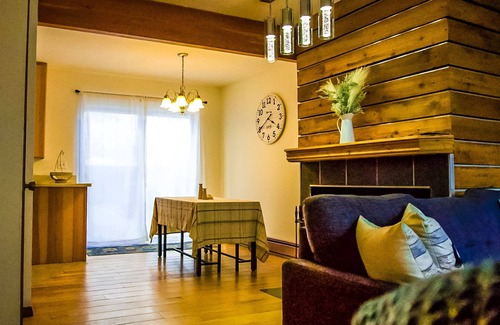 Turnagain House | Entire Townhome! near airport, restaurants, and trails! Small back yard!