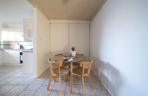 Merewether Apartment | Entire unit in Newcastle: family friendly, free parking, walk to beach and shops