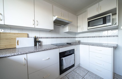 Merewether Apartment | Entire unit in Newcastle: family friendly, free parking, walk to beach and shops