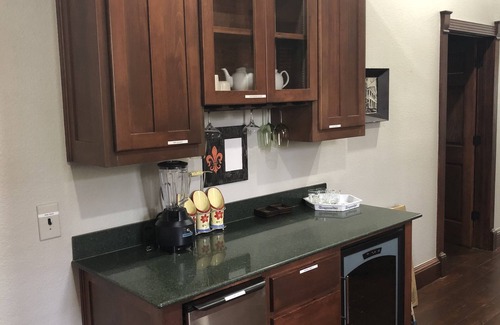 Jefferson Apartment | ENTIRE UNIT, Kid and Pet Friendly, washer/dryer, staff at your disposal