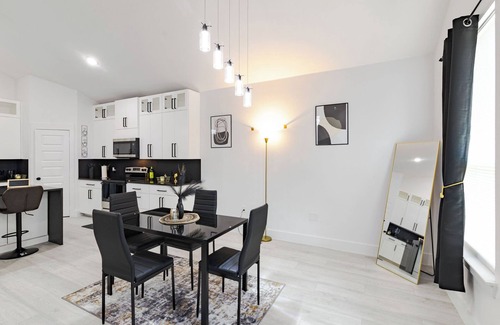 Dallas House | Entire Vacation House in Dallas that serves almost all your needs.