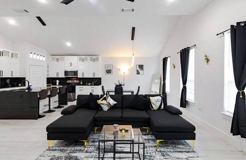 Dallas House | Entire Vacation House in Dallas that serves almost all your needs.