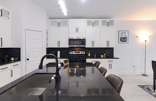 Dallas House | Entire Vacation House in Dallas that serves almost all your needs.