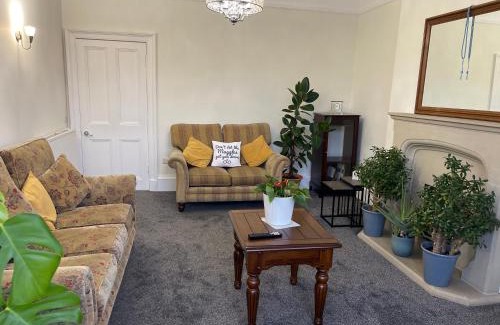 Bonnybridge Apartment | Entire Victorian house Edinburgh 2BR - 4 guests