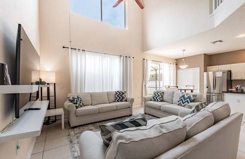 Lake Berkley Villa | Entire Villa Vacation House 7 Br/4.5 BA Pool