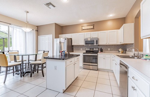 Lake Berkley Villa | Entire Villa Vacation House 7 Br/4.5 BA Pool