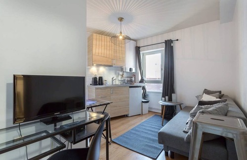 Lyon City Centre Apartment | Entrance of the artists