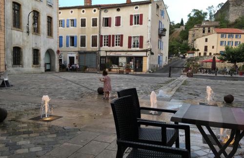 Quillan House | Entre l'église et la place