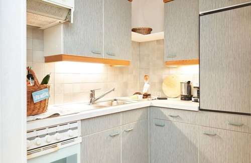 Leutasch Apartment | Enzian/Brunelle, bed-sitting room/shower, toilet - Ferienhaus Kirchplatzl