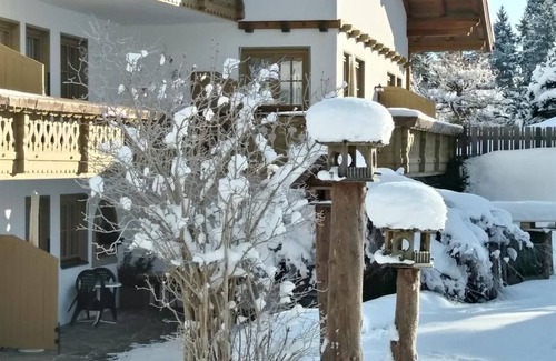 Leutasch Apartment | Enzian/Brunelle, bed-sitting room/shower, toilet - Ferienhaus Kirchplatzl