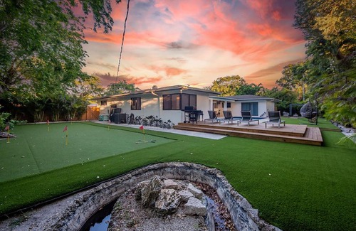 North Miami Villa | Epic 5BR House, Pool & Mini Golf & Pond & Terrace