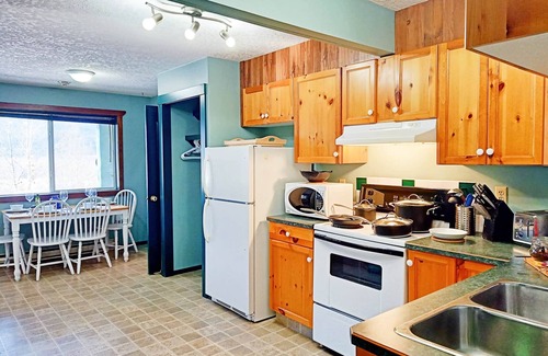 Golden Apartment | Epic Mountain Views | New Private Hot Tub + Sauna