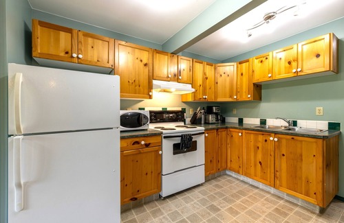 Golden Apartment | Epic Mountain Views | New Private Hot Tub + Sauna