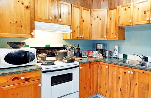 Golden Apartment | Epic Mountain Views | New Private Hot Tub + Sauna