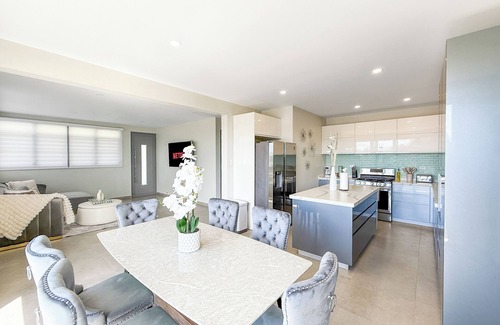 Miradero House | EpicView Casita - King Bed & Queen Bed - AC - High Speed WiFi - 65" Smart TV