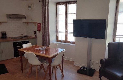Chalus Apartment | Equipped cosy 1 bedroom apartment in the heart of Chalus a historic market town.