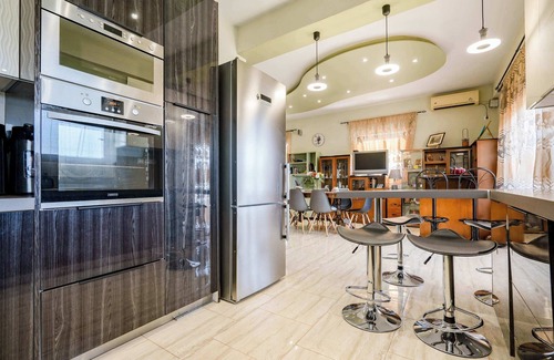 Eretria Apartment | Eretria Seaview Retreat with Balcony & Style