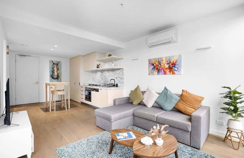 North Melbourne Apartment | ErgoModern NorthMelbourne Apt w balcony, pool, gym