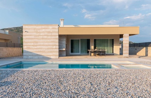 Trn Villa | Ero modern holiday home with pool and jacuzzi overlooking Trebizat river.