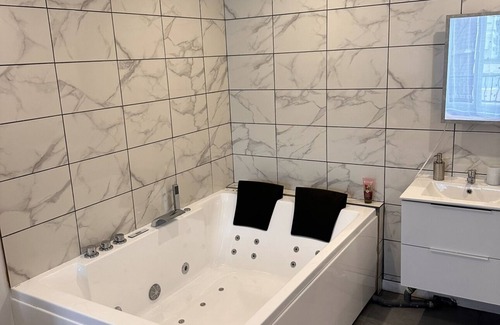 Monthyon Apartment | Escapade Disney : Jacuzzi Privé