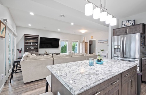 Lake Odessa House | Escape Busy Life to Lakeshore Luxury ! FREE tritoon rental with 7+ Day booking