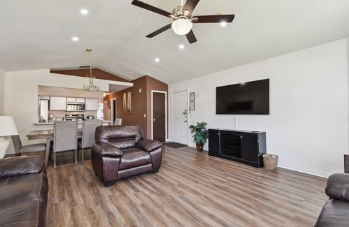 Lindfields Condo | Escape to our charming 3B/2B condo near Disney! with backyard lake view