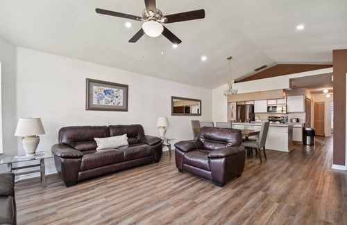 Lindfields Condo | Escape to our charming 3B/2B condo near Disney! with backyard lake view
