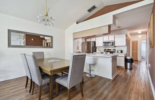 Lindfields Condo | Escape to our charming 3B/2B condo near Disney! with backyard lake view