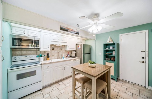 Afton Condo | Escape to Paradise on Grand Lake- Monkey Island Condo w Pool!