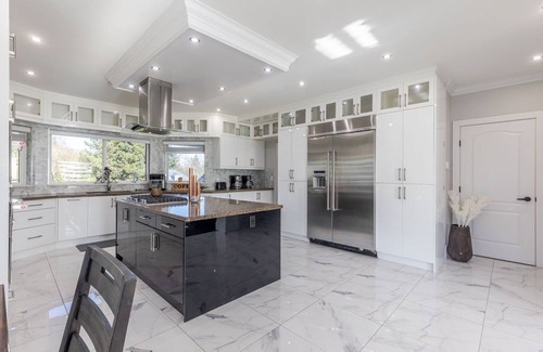 Fleetwood House | Escape to paradise: Your dream vacation awaits at our stunning Vrbo Property!