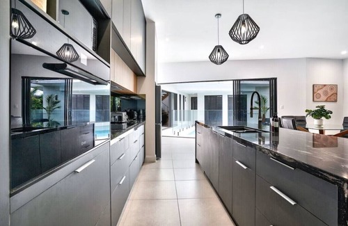 Palm Cove House | Escape to spacious Villa Lika - Stay at Palm Cove - Heated Pool - Ocean breezes