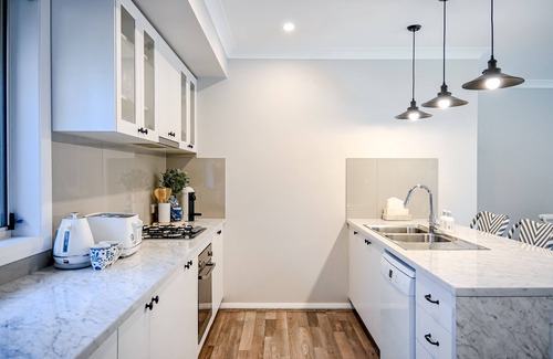 Moss Vale House | "Escape to The Corner Cottage: A Charming Hamptons-inspired Haven