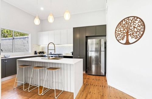 Bungalow Apartment | Escape to The Loft- Elegant Urban Retreat with Coastal Charm – Spacious & Stylish Loft