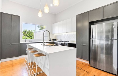 Bungalow Apartment | Escape to The Loft- Elegant Urban Retreat with Coastal Charm – Spacious & Stylish Loft