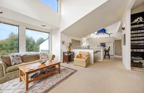 Park Hill House | Escape to this monthly, ocean-view rental on Park Hill!