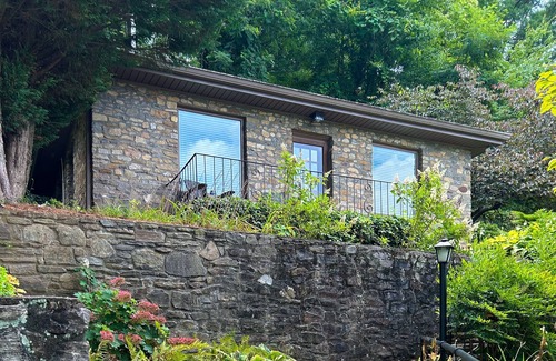 Lake Junaluska Cabin | Escape to tranquility at this Lake Junaluska cabin w/stunning views & amenities