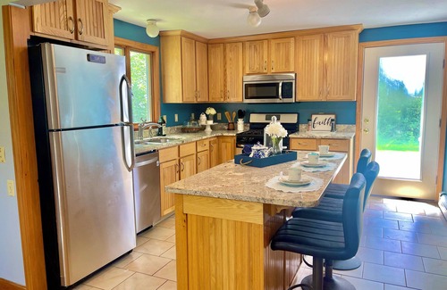 Sandwich House | Escape to Your Dream Retreat: Experience Lakeside Living Just 2 Minutes Away!