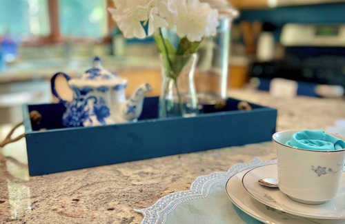 Sandwich House | Escape to Your Dream Retreat: Experience Lakeside Living Just 2 Minutes Away!