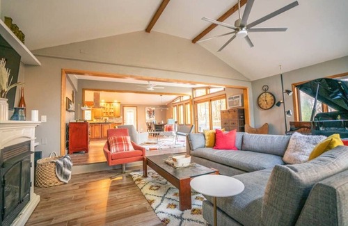 New Paltz House | Esopus Escape: Secluded Escape with Hot Tub & Fireplace